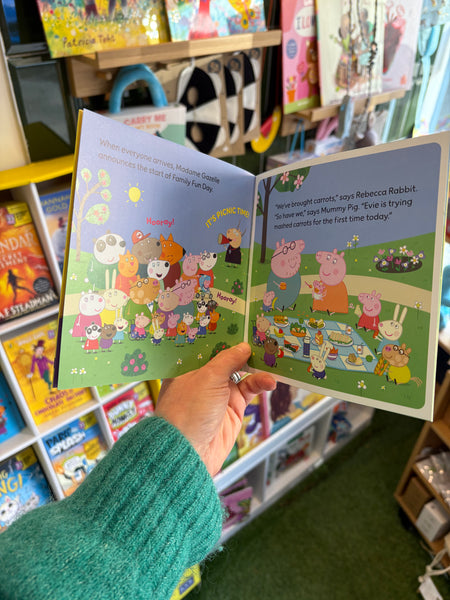 Peppa Pig: One Big Family : A World Book Day 2026 MINI BOOK