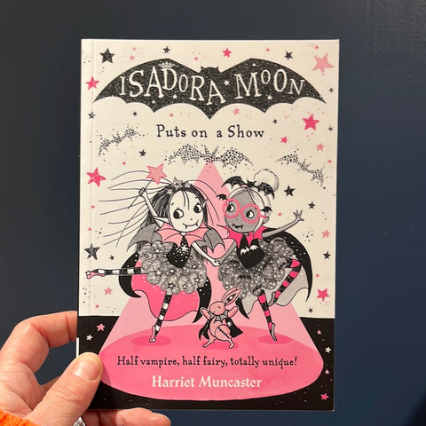 Isadora Moon Puts on a Show